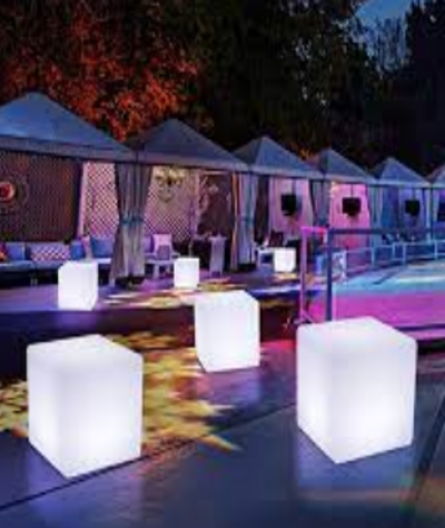 ¿Por qué deberías implementar las mesas y sillas LED en tus próximos eventos?